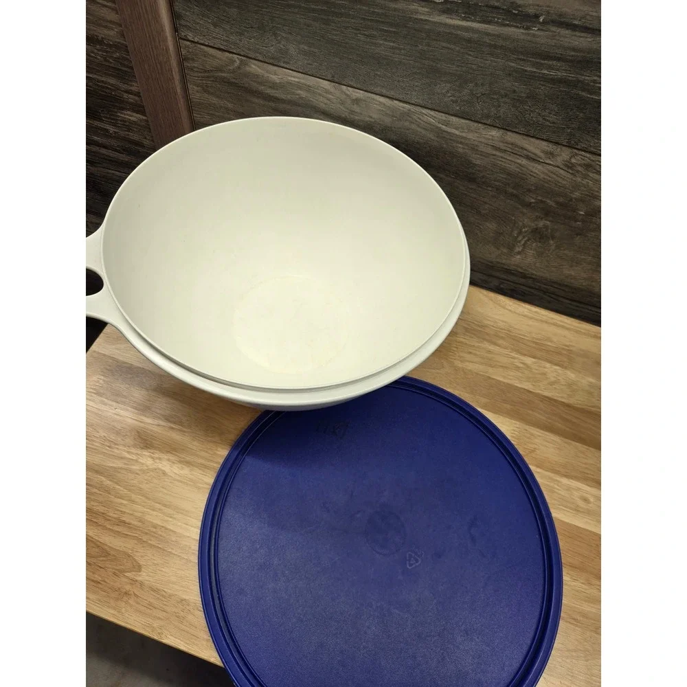 Vintage Tupperware Thatsa Bowl White with Blue Lid Thumb Loop Handle 32 Cup